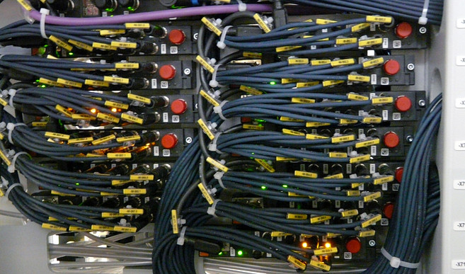 Cable and energy supply in high-speed injection moulding machine