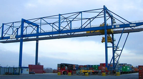 Low-noise plastic energy chain in container loading crane | igus®