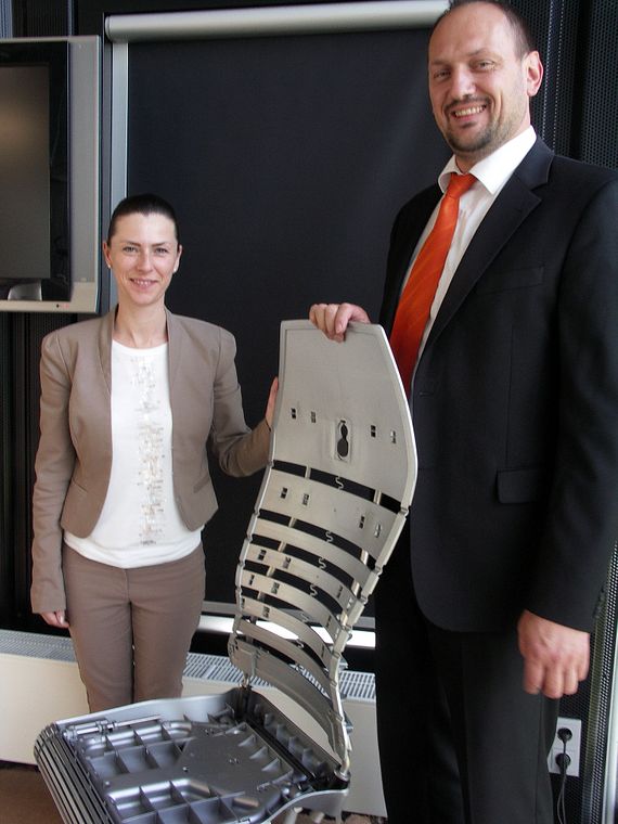 Corinna Graf (Nowy Styl) en Bernhard Hofstetter (igus) met het innovatieve ontwerp van bureaustoel Galileo