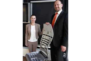 Corinna Graf (Nowy Styl) und Bernhard Hofstetter (igus) mit dem innovative Design des Bürostuhls Galileo.