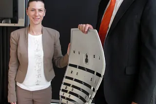 Corinna Graf (Nowy Styl) and Bernhard Hofstetter (igus) with the innovative design of Galileo the office chair