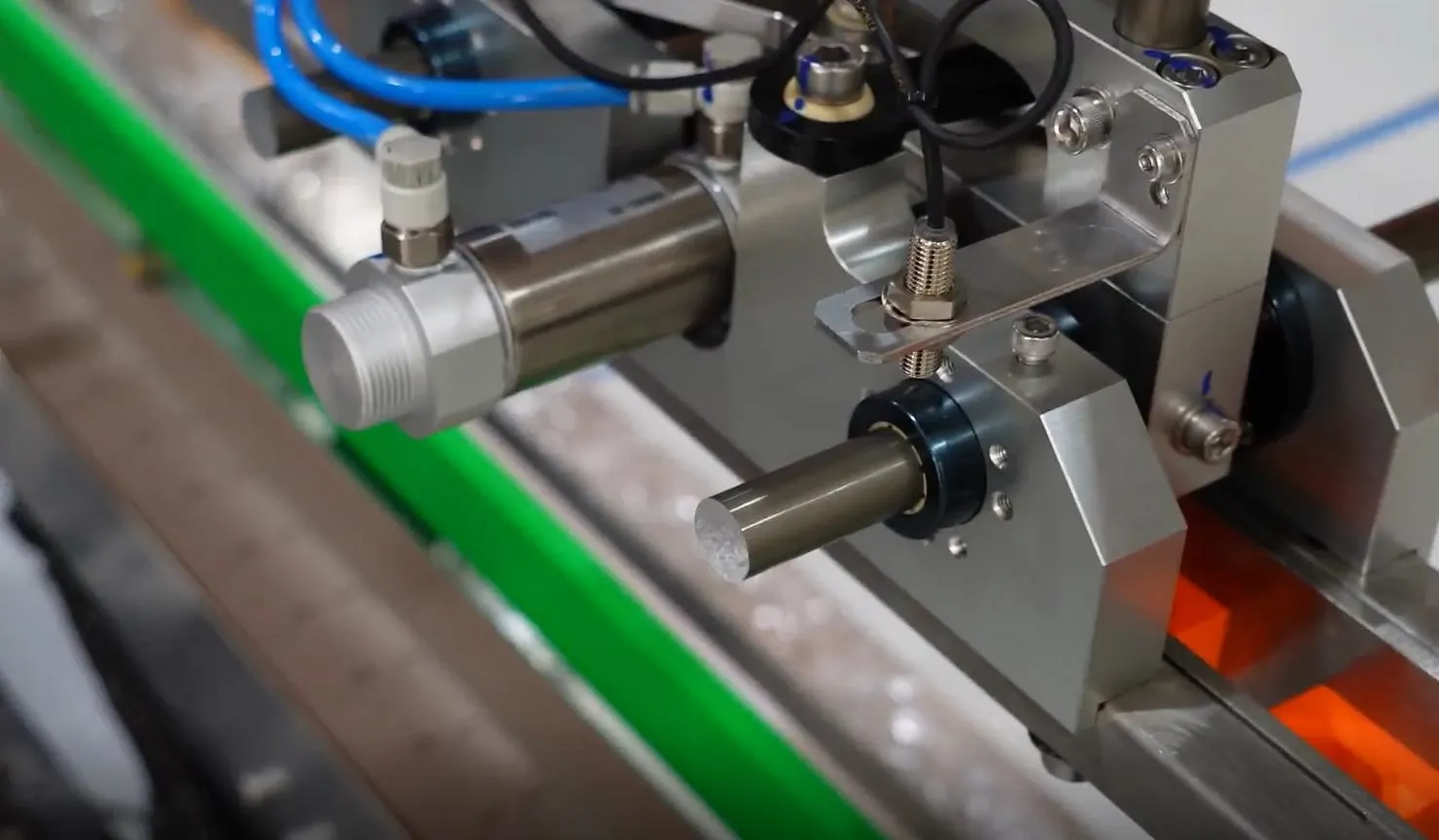 drylin R trong hệ thống cấp nắp chai