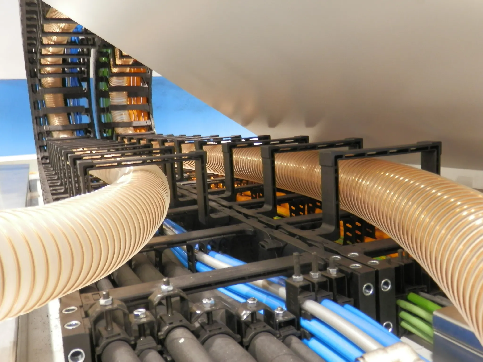 e-chains® with extender crossbars for safe guidance of large hose