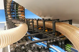 Bügel-Energiekette mit Schläuchen