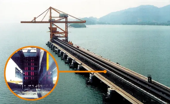 calha articulada na grua do navio