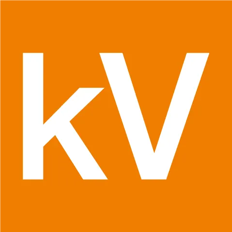 Das Icon zeigt die Buchstaben "K" und V" in weißer Schrift auf orangefarbenem Grund. Hierbei handelt es sich um die Kennzeichnung von Hochspannungs- bzw. Netzanschluss-Spannungen für Landstromanlagen im Hafen und an der Kaimauer.