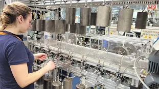 igus Mitarbeiterin im Testlabor