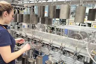 Employee in the igus test laboratory